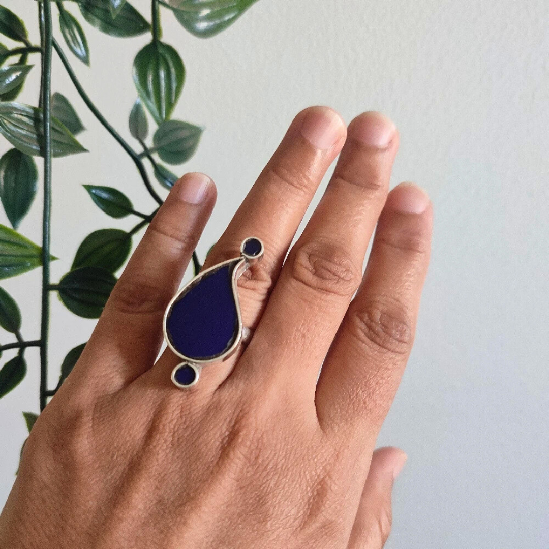 Moohi glass ring -can we worn either way and adjustable